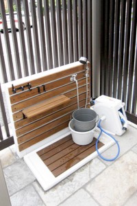 水栓にはシャワーヘッドを取り付けて、ワンちゃんの水浴び場として活躍します。