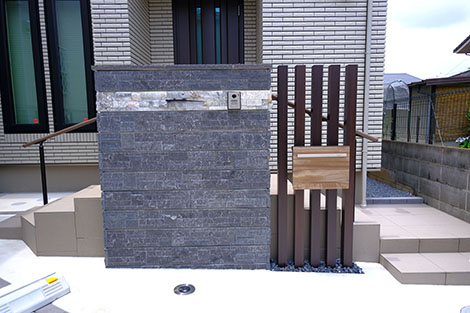 視線をデザインで遮る「天然石の門柱」