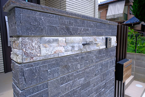 視線をデザインで遮る「天然石の門柱