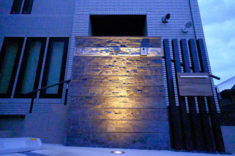 視線をデザインで遮る「天然石の門柱