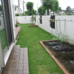 お庭部分です。全面天然芝のふかふか仕様で、手前側は一部家庭菜園として使われるそうです。
